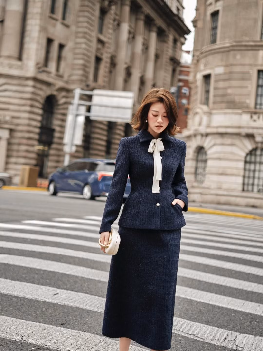 Trương Hoàng Mai Anh vốn là một trong những hot girl thế hệ mới được yêu thích trên mạng xã hội. Trước khi được biết đến rộng rãi, cô từng là sinh viên Khoa Tài chính – Ngân hàng của Trường Đại học Kinh doanh và Công nghệ Hà Nội.