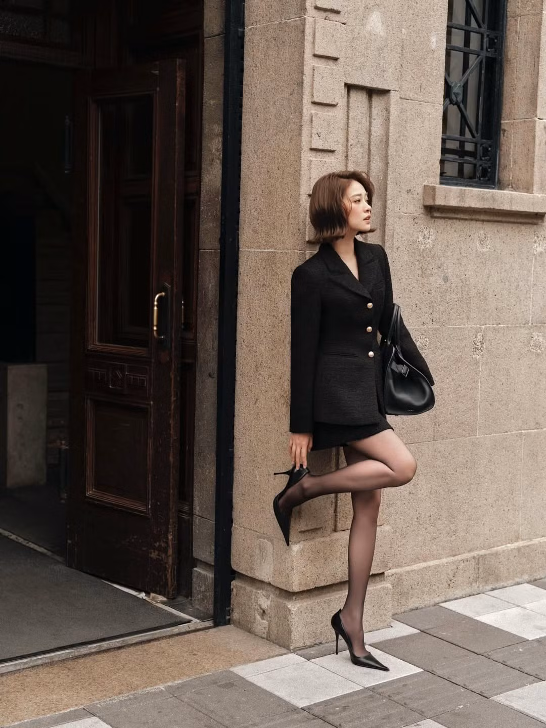 Trong khung cảnh mang hơi thở cổ điển của những toà kiến trúc châu Âu xen lẫn nét hiện đại của thành phố phồn hoa, Mai Anh nổi bật với vẻ đẹp tinh tế, thanh lịch và khí chất “tiểu thư” sang chảnh.