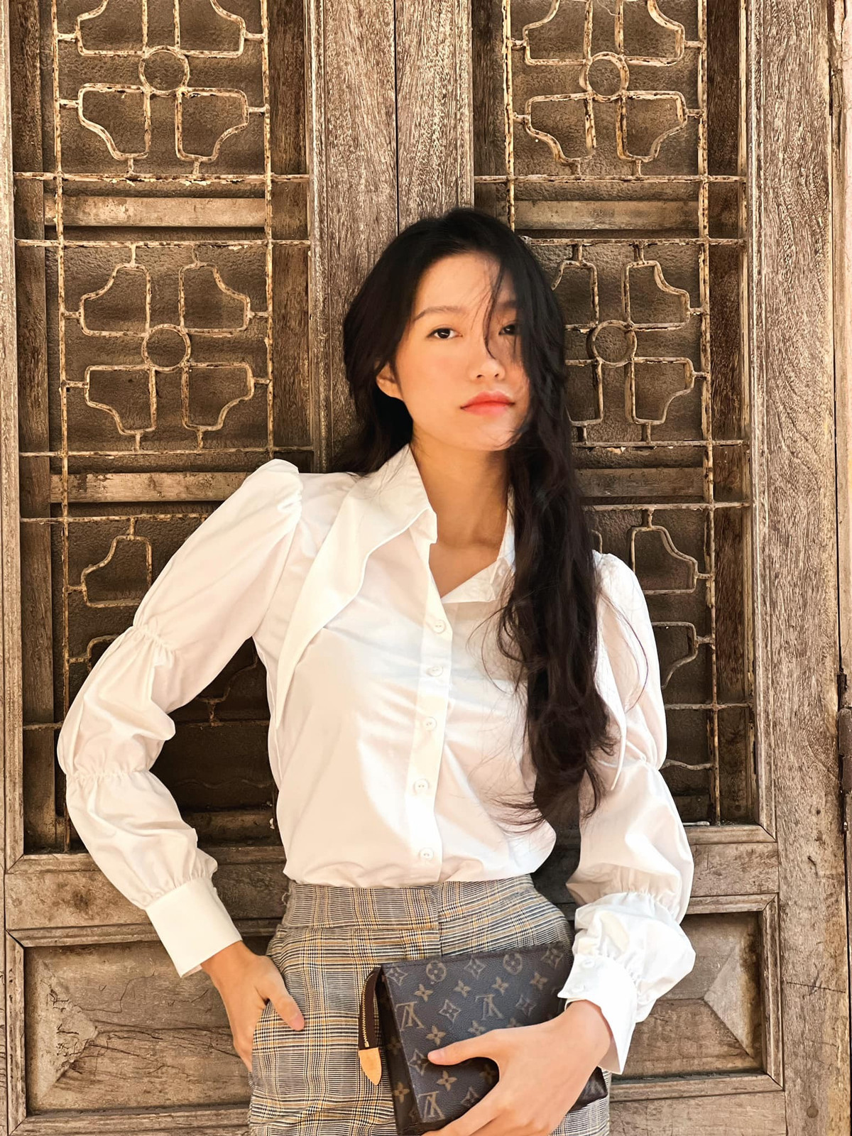 Nhiều khán giả thậm chí bày tỏ mong muốn được thấy Doãn Hải My tái xuất trên đấu trường nhan sắc, bởi lẽ cô vẫn giữ nguyên sức hút và sự tự tin từng làm nên tên tuổi. Từ một thí sinh triển vọng đến hình mẫu một người vợ cầu thủ vừa xinh đẹp lại tài năng và tri thức, Doãn Hải My đã chứng minh rằng vẻ đẹp của cô không chỉ đến từ ngoại hình, mà còn là sự nỗ lực, học thức và khí chất riêng biệt.