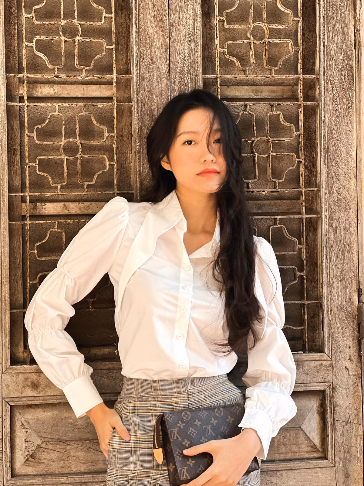 Nhiều khán giả thậm chí bày tỏ mong muốn được thấy Doãn Hải My tái xuất trên đấu trường nhan sắc, bởi lẽ cô vẫn giữ nguyên sức hút và sự tự tin từng làm nên tên tuổi. Từ một thí sinh triển vọng đến hình mẫu một người vợ cầu thủ vừa xinh đẹp lại tài năng và tri thức, Doãn Hải My đã chứng minh rằng vẻ đẹp của cô không chỉ đến từ ngoại hình, mà còn là sự nỗ lực, học thức và khí chất riêng biệt.