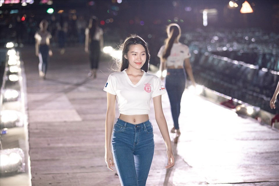 Tại thời điểm dự thi, Doãn Hải My sở hữu bảng thành tích học tập đáng nể: 12 năm liền là học sinh giỏi, thủ khoa môn Văn suốt ba năm trung học, đồng thời là thành viên năng nổ của đội tình nguyện Trường Đại học Luật Hà Nội. Bên cạnh đó, khả năng ngoại ngữ của cô cũng được đánh giá cao khi sở hữu chứng chỉ IELTS 7.0.