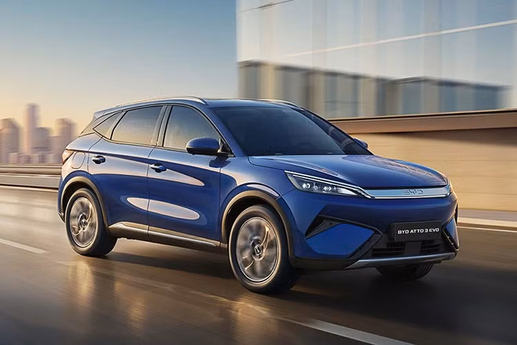 BYD đã bắt đầu bán Atto 3 phiên bản mới ở thị trường Trung Quốc với công nghệ sạc siêu nhanh và pin Blade thế hệ thứ hai. Trong khi đó, tại các thị trường ngoài Trung Quốc như Malaysia, BYD lại chuẩn bị giới thiệu phiên bản mới của mẫu SUV cỡ C này mang tên Evo. Đây là phiên bản đã từng ra mắt thị trường nội địa Trung Quốc vào hồi tháng 2/2026.