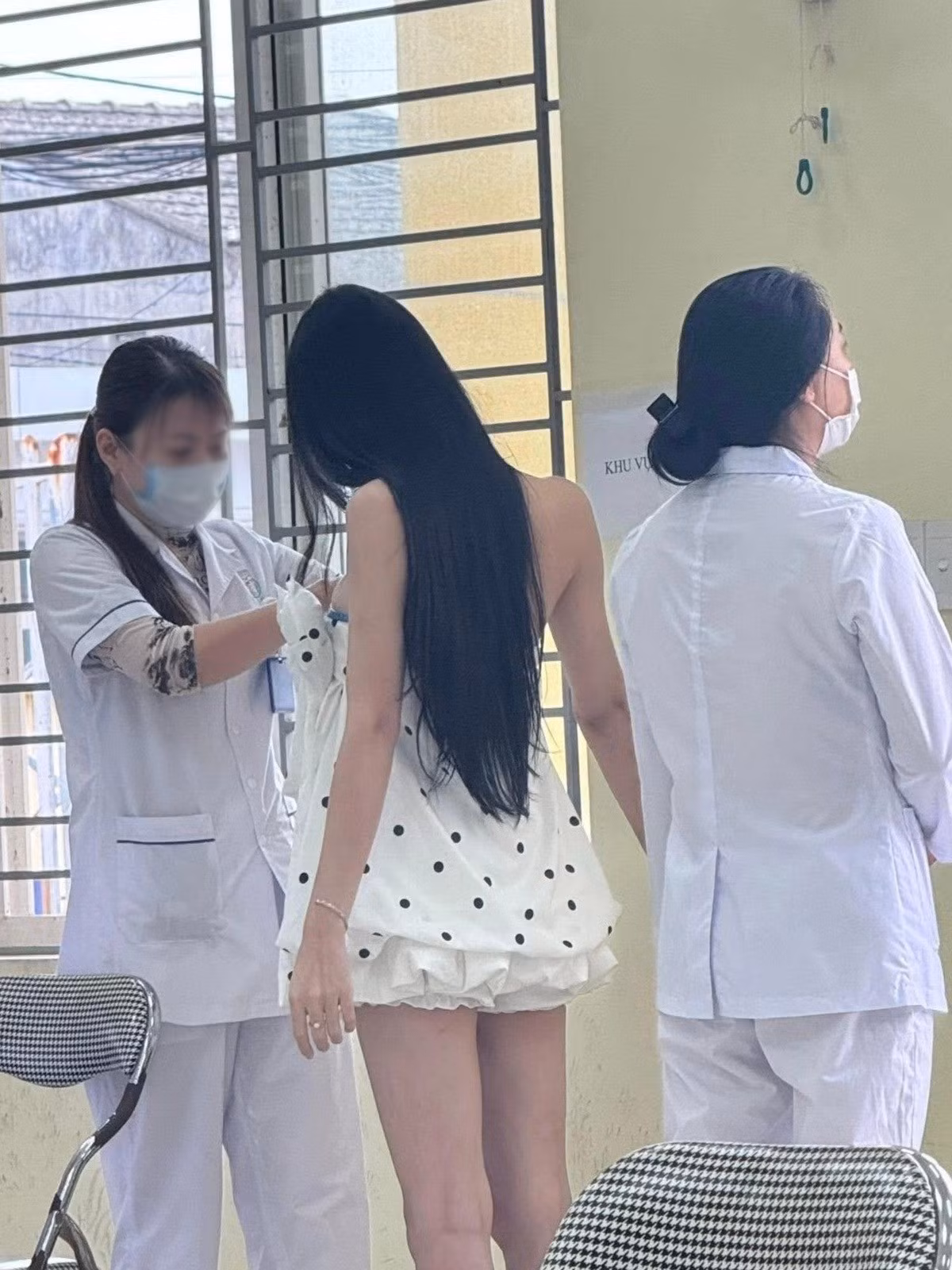 Một số người xem các đoạn video trên mạng còn nhầm tưởng đó là người thân hay bạn gái của các nam thanh niên tới sơ tuyển nghĩa vụ quân sự. Theo tìm hiểu của netizen, “cô gái” ấy là Nguyễn Hoàng Như (22 tuổi, ở xã Kiến Minh) tên cũ là Nguyễn Như Hoàng, một người chuyển giới đang trên hành trình thực hiện mong ước sống đúng với giới tính thật của mình.