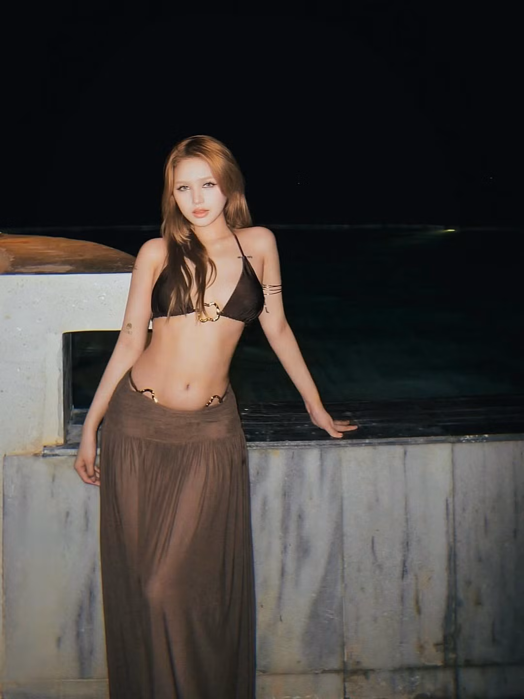 Trong loạt ảnh mới, Xoài Non tự tin khoe trọn đường cong cơ thể quyến rũ trong bộ bikini tinh tế.