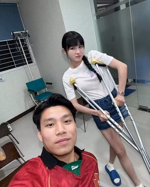 Bài đăng của Trần Bích Hạnh nhanh chóng nhận về nhiều lượt yêu thích. Một số người để lại bình luận khen ngợi vóc dáng của cặp đôi, đồng thời hỏi xin bí quyết luyện tập của nàng hot girl.