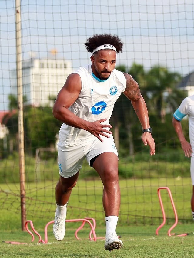 Suốt hơn một tuần qua, cầu thủ khoác áo CLB Nam Định thường xuyên chia sẻ hình ảnh tập luyện chăm chỉ.