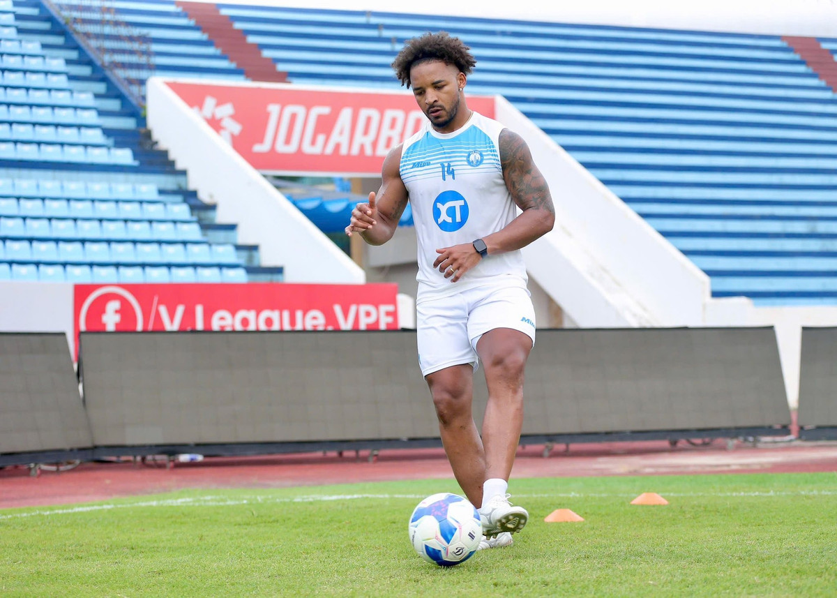 Dù chưa thể ra sân, Xuân Son xuất hiện trong các buổi tập luyện là tín hiệu đáng mừng. Ngoài mục tiêu trở lại thi đấu cho CLB Nam Định, nam tiền đạo cũng hướng tới vị trí trong đội tuyển quốc gia. Nhiều người hâm mộ cũng rất mong chờ sự trở lại của anh. Ảnh: FBNV