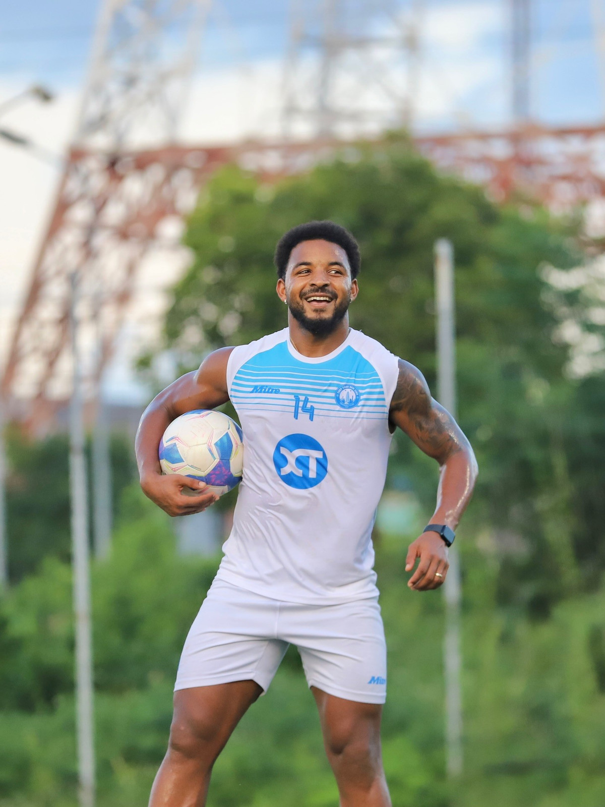 Sau khi mùa giải 2024/25 khép lại, Xuân Son trở về quê nhà Brazil để tập luyện phục hồi. Dù không thể tham gia thi đấu, tiền đạo sinh năm 1997 luôn thể hiện tinh thần lạc quan.