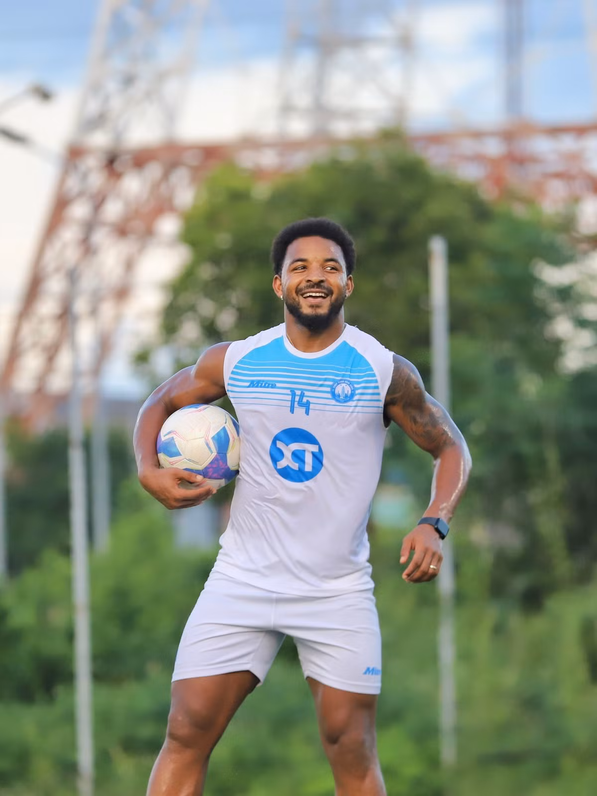 Sau khi mùa giải 2024/25 khép lại, Xuân Son trở về quê nhà Brazil để tập luyện phục hồi. Dù không thể tham gia thi đấu, tiền đạo sinh năm 1997 luôn thể hiện tinh thần lạc quan.