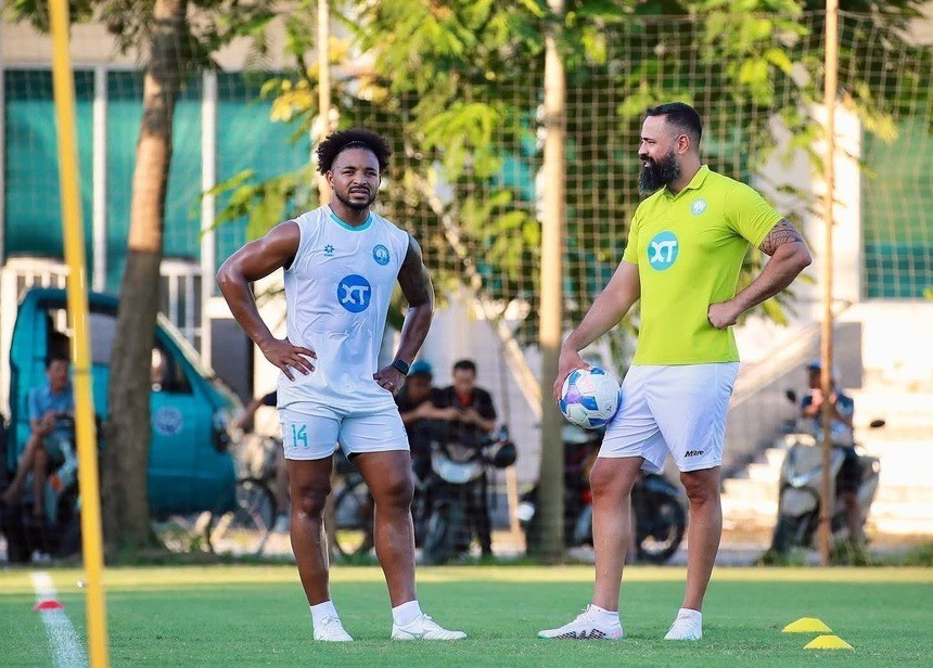 Đầu tháng 9, tiền đạo Nguyễn Xuân Son đánh dấu sự trở lại sau thời gian điều trị chấn thương tại Brazil. Anh cập nhật những hình ảnh tập luyện trên sân của Nam Định, dễ dàng vượt qua các bài tập cơ bản.