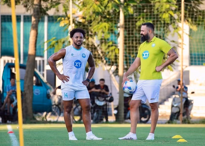 Đầu tháng 9, tiền đạo Nguyễn Xuân Son đánh dấu sự trở lại sau thời gian điều trị chấn thương tại Brazil. Anh cập nhật những hình ảnh tập luyện trên sân của Nam Định, dễ dàng vượt qua các bài tập cơ bản.