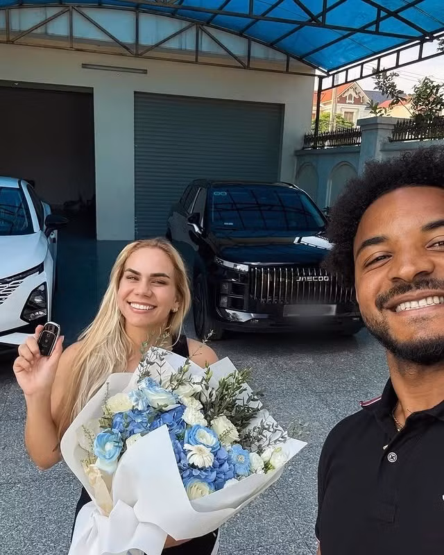 "Món quà tuyệt vời, cảm ơn Chúa đã luôn chăm sóc chúng tôi trong mọi việc". Marcele Seippel, bà xã của Xuân Son viết.