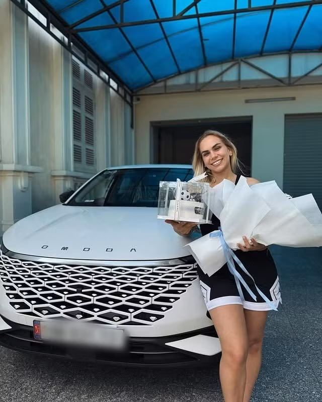 Hai tuần sau khi về Việt Nam, Marcele Seippel, bà xã của Xuân Son, khoe nhận được món quà lớn là một chiếc xe ôtô.