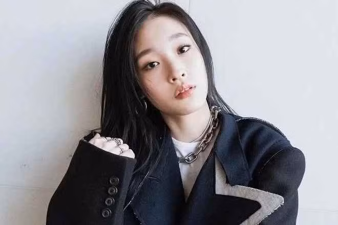 Việc các ca sĩ thần tượng Hàn Quốc xuất thân từ gia đình giàu có, danh giá không phải chuyện hiếm song bối cảnh gia đình tầm cỡ như Annie Moon vẫn khiến nhiều người ngạc nhiên.