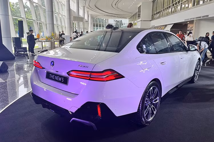 Mẫu xe sedan hạng sang BMW 5 Series 2025 không ngại phá cách trong lần ra mắt này. Mặt ca-lăng mảnh hơn, đèn pha gọn sắc, hông xe nổi bật đường gân mạnh mẽ và đuôi xe sắc cạnh. Đặc biệt bản 530i M Sport mang đậm chất thể thao với mâm 19 inch và các chi tiết lấy cảm hứng từ dòng hiệu suất cao.