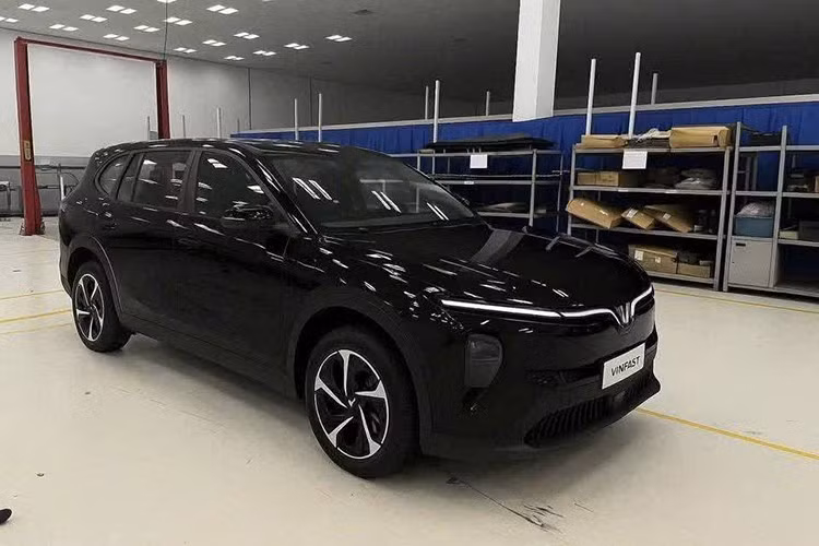 So với một số dòng xe VinFast trước đây thì công nghệ trợ lý giọng nói đã không xuất hiện trên Limo Green. Mức giá xe Limo Green được công bố có mức khởi điểm là 749 triệu đồng và thời gian giao xe dự kiến vào tháng 8/2025.