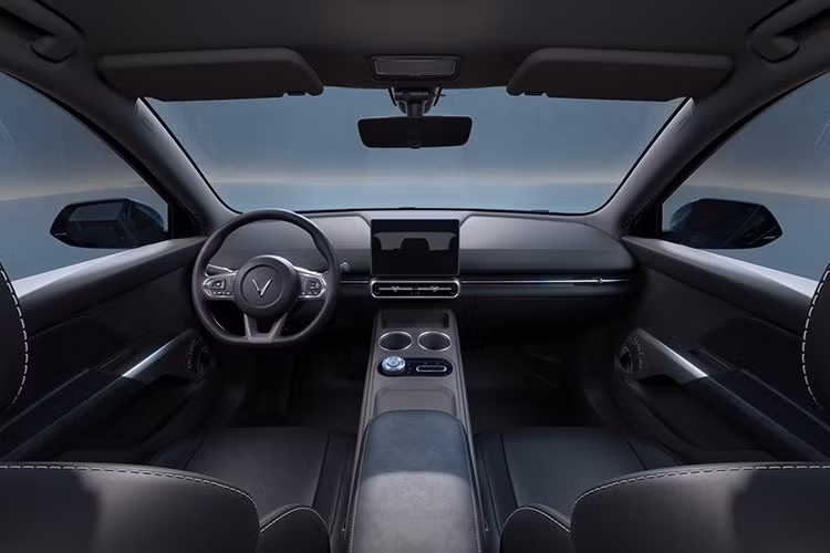 So sánh nhanh mẫu xe MPV VinFast Limo Green chạy điện với các đối thủ trong phân khúc, xe ngắn hơn một chút nhưng rộng hơn Toyota Innova Cross và lớn hơn đáng kể so với Mitsubishi Xpander.