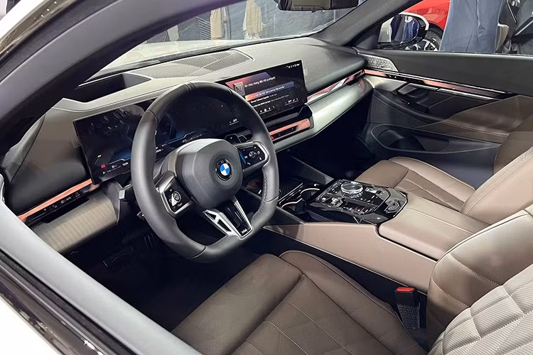 Ngoài ra, 5 Series 2025 còn cho phép cập nhật phần mềm từ xa (OTA) giúp xe luôn “tươi mới” mà không cần đến đại lý. Ngoài ra, các tính năng an toàn như ADAS mới (hỗ trợ giữ làn, ga tự động thích ứng, phanh khẩn cấp…) giúp 5 Series tiệm cận xe cao cấp hạng sang về khả năng tự vận hành.