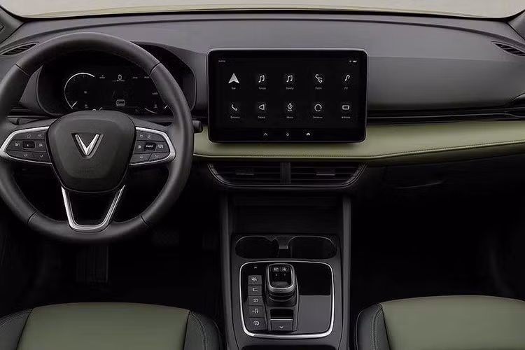 Tính năng thông minh trên mẫu xe này của VinFast được rút gọn với khả năng tự chẩn đoán lỗi, cập nhật phần mềm từ xa và thanh toán phí sạc pin qua mã QR trên điện thoại.