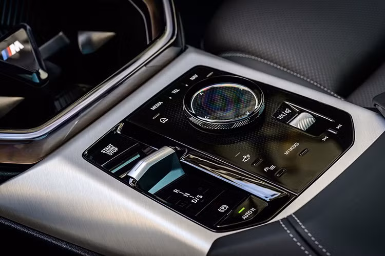 Cụm điều khiển trung tâm, cần số và hệ thống điều hòa cũng được thiết kế lại theo hướng tối giản, tăng tính thực dụng. Phiên bản M Sport còn có thêm cửa sổ trời toàn cảnh.