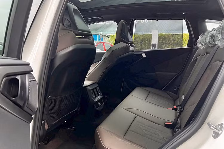 Về vận hành, X3 bản xDrive20 trang bị động cơ xăng tăng áp 2.0L I4 tích hợp hệ thống hybrid nhẹ (MHEV), sản sinh 190 mã lực. Bản xDrive30 có thể đạt công suất 255 mã lực