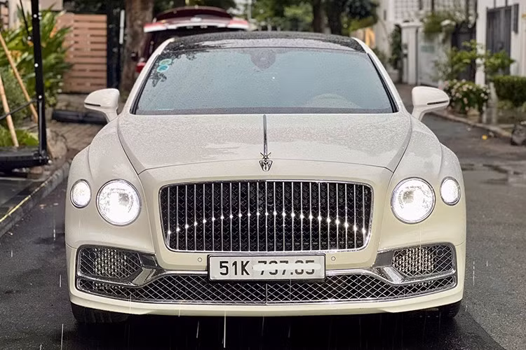 Flying Spur là chiếc saloon đẳng cấp nhất của Bentley sau khi hãng khai tử Mulsanne. Khi mới ra mắt thị trường Việt Nam vào năm 2021, giá xe Bentley Flying Spur V8 có mức bán chính hãng tới hơn 19 tỷ đồng (giá lăn bánh lên tới hơn 21 tỷ đồng).