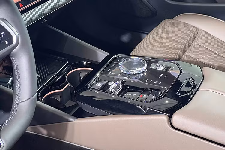 Cả ba phiên bản 5 Series mới đều trang bị hệ truyền động mild-hybrid kết hợp động cơ xăng với hệ thống điện hỗ trợ: 520i: công suất 190 mã lực, mô-men xoắn 310 Nm 530i: công suất 258 mã lực, mô-men xoắn 400 Nm.