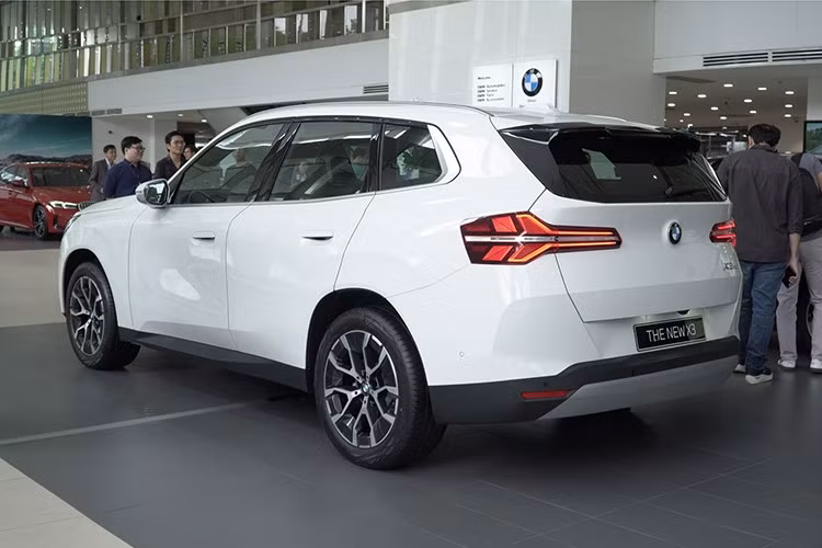 Một trong những nâng cấp đáng kể trên X3 2025 là sự xuất hiện của gói an toàn chủ động ADAS với nhiều tính năng hiện đại như phanh khẩn cấp tự động, ga tự động thích ứng, hỗ trợ giữ làn đường,... Ngoài ra còn có hệ thống camera 360 độ với hỗ trợ đỗ xe thông minh.
