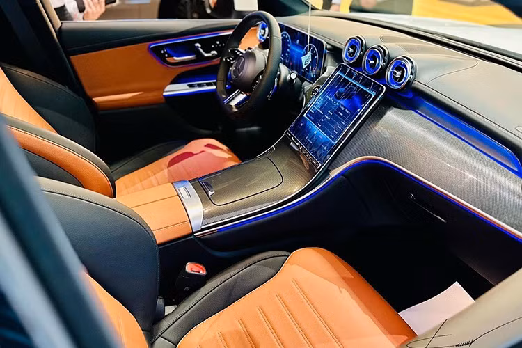 Chưa hết, Mercedes-Benz GLC 200 4Matic còn có vô lăng 3 chấu bọc da thường, ghế bọc da phối 2 màu, ghế trước chỉnh điện/sưởi ấm/nhớ 3 vị trí, bảng đồng hồ kỹ thuật số với màn hình LCD 12,3 inch, màn hình cảm ứng trung tâm 11,9 inch, kết nối Android Auto/Apple CarPlay không dây.