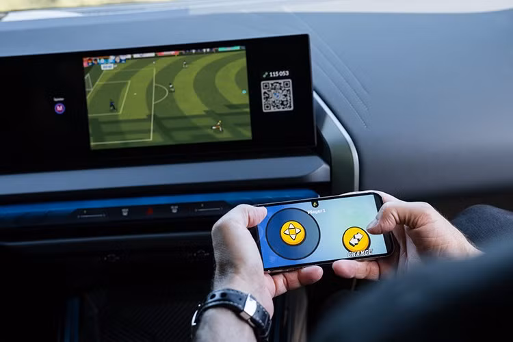 Nổi bật trong cabin là cụm màn hình cong gồm đồng hồ kỹ thuật số 12,3 inch và màn hình giải trí 14,9 inch chạy hệ điều hành mới, hỗ trợ Spotify, YouTube và cả khả năng chơi game trực tiếp trên xe.