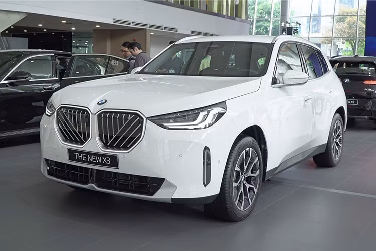 Tại thị trường Việt Nam, Mercedes-Benz GLC và Audi Q5 vẫn là hai đối thủ cạnh tranh trực tiếp với BMW X3. Trong đó, GLC cũng được phân phối với hai phiên bản nhưng có khác biệt rõ rệt về cấu hình động cơ và hệ dẫn động.