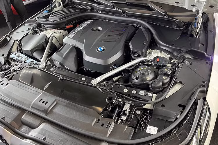 Theo phía nhà phân phối và lắp ráp BMW tại Việt Nam cho hay, hệ thống mild-hybrid giúp xe vận hành mượt mà hơn ở dải tốc thấp, tiết kiệm nhiên liệu hơn và thân thiện hơn với môi trường, mà không cần người dùng phải quan tâm đến sạc điện như PHEV hoặc EV.