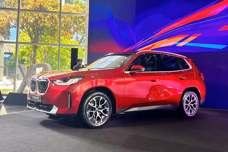 Đáng chú ý, BMW đã loại bỏ hậu tố "i" trong tên gọi - động thái phản ánh sự chuyển đổi công nghệ, khi xe nay sử dụng động cơ mild-hybrid 2.0L tăng áp, cho công suất khoảng 190 mã lực và mô-men xoắn 310 Nm. Cả hai bản đều được trang bị hệ dẫn động 4 bánh toàn thời gian xDrive.