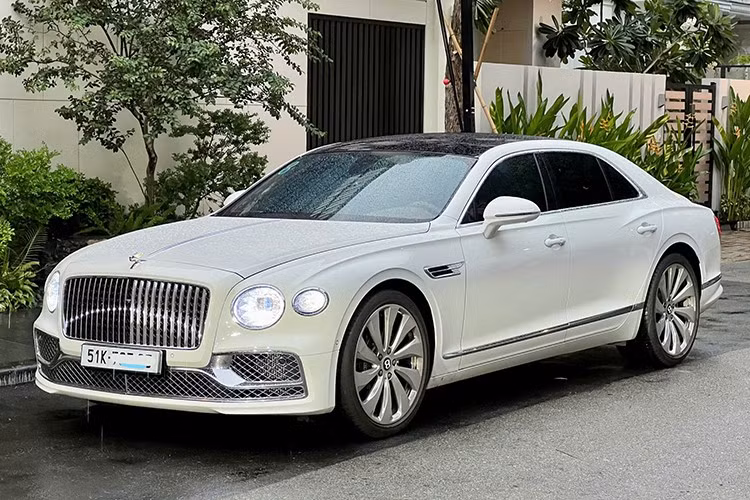 Một chiếc xe siêu sang Bentley Flying Spur V8 bản mới đã được các showroom chuyên mua bán xe đã qua sử dụng mua lại của 1 doanh nhân ở Tp.HCM, nhanh chóng nhận được sự quan tâm của giới chơi xe trong nước, cũng như các đại gia Việt.