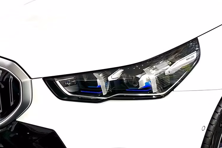 Tuy nhiên, nhiều người yêu BMW lâu năm cho rằng mẫu xe này đã rời xa tinh thần “chuẩn mực” của dòng 5 Series. Một số ý kiến ví von ngoại hình mới như “bản cập nhật phần mềm đẹp nhưng lạ mắt” – giống như cảm giác khi nhìn chiếc smartphone flagship lần đầu.