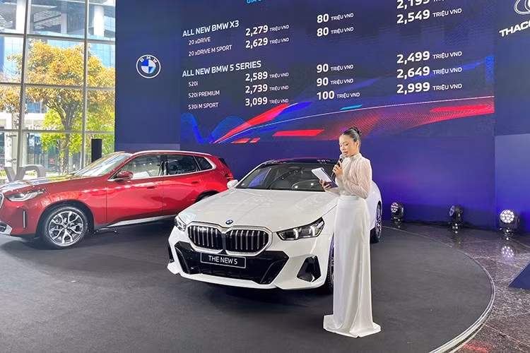 Mức giá xe BMW 530i M Sport 2025 cao cấp nhất là 3,099 tỷ đồng, dành cho những ai đam mê phong cách thể thao, cần nhiều tính năng cao cấp như âm thanh Harman Kardon, gói phanh M, ADAS mở rộng... Với 5 Series 2025, đây được xem là cú hích thẳng vào xu hướng trẻ hóa, số hóa và cá nhân hóa xe sang.