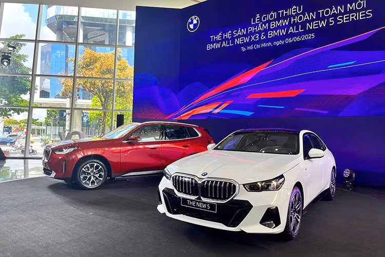 BMW 5-Series 2025 tại Việt Nam hứa hẹn là đối thủ đáng gờm trong phân khúc sedan hạng sang cỡ trung. Xe sử dụng nền tảng khung gầm CLAR mới, chiều dài tăng 86,4 mm lên mức 5.060 mm, trục cơ sở cũng dài hơn, mang lại không gian nội thất rộng rãi hơn.