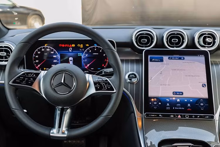 Hệ thống dẫn đường tích hợp bản đồ Việt Nam, gương chiếu hậu tự động chống chói, điều hòa tự động 2 vùng Thermatic, cửa gió dành cho hàng ghế sau, cổng USB Type C, sạc điện thoại không dây, đèn viền 64 màu tùy chỉnh và điều khiển bằng giọng nói.