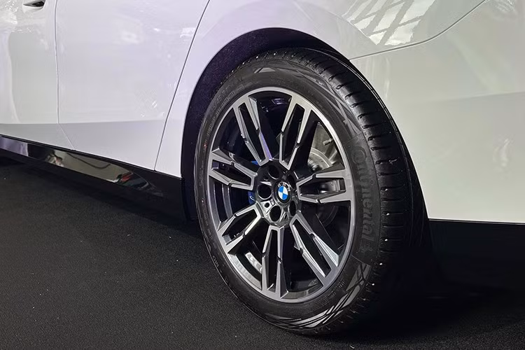 Với BMW 5 Series 2025 mới - đây là nước đi đầy toan tính của hãng xe Đức khi chọn đúng thời điểm đối thủ lớn chưa kịp nâng cấp sản phẩm, qua đó tạo lợi thế chiếm lĩnh thị phần và tâm trí người tiêu dùng.