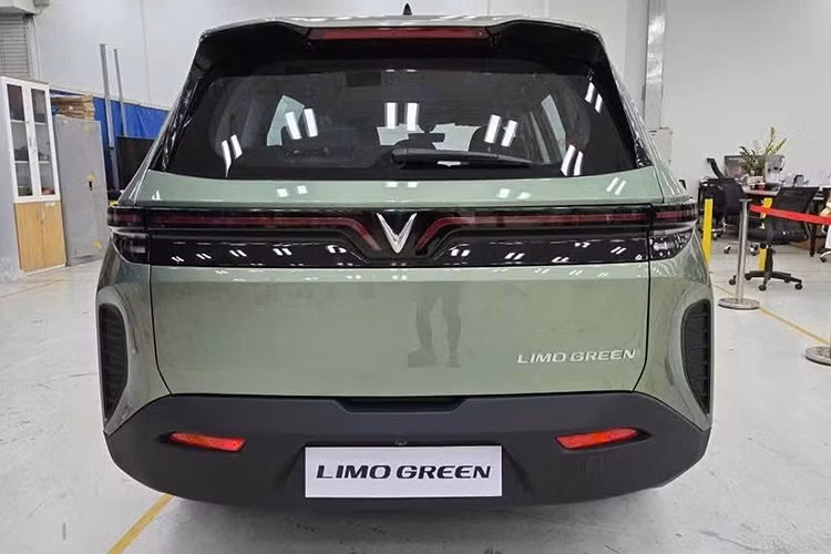 Nhìn chung thiết kế của xe không khác nhiều với hình ảnh công bố trước đó. Đầu xe nổi bật với logo chữ V đặc trưng cùng dải đèn LED kéo dài hai bên tạo điểm nhấn mạnh mẽ, hốc gió trung tâm cỡ lớn tương tự như VF7, la-zăng tạo hình hoa 5 cánh. Phía đuôi xe là cụm đèn hậu LED cùng đèn báo rẽ và đèn lùi liền mạch với mảng ốp màu đen bóng.