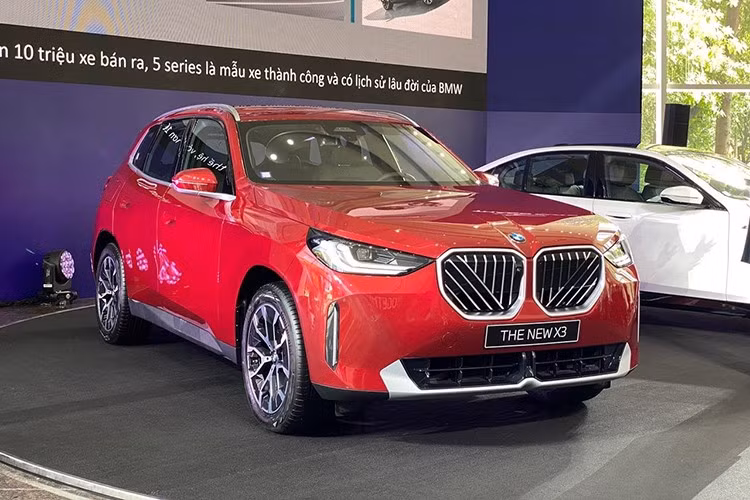 BMW Việt Nam vừa đồng loạt giới thiệu hai mẫu xe mới thuộc phân khúc xe sang: BMW X3 và BMW 5 Series thế hệ mới. Trong đó, BMW X3 2025 mới nhận được nhiều chú ý nhờ loạt thay đổi lớn về thiết kế, công nghệ và cấu hình phiên bản.