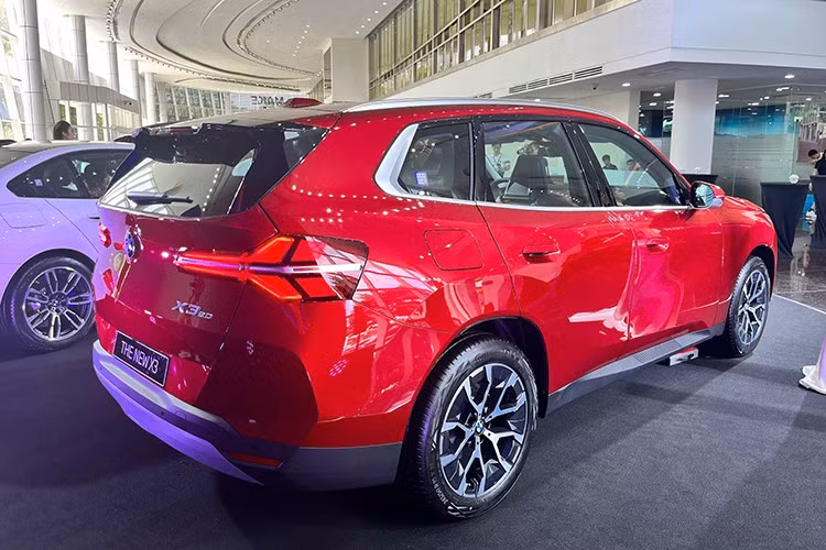 Dòng SUV hạng sang cỡ trung nay chỉ còn hai phiên bản thay vì ba như thế hệ trước, gồm X3 20 xDrive và X3 20 xDrive M Sport. So với đời cũ, BMW X3 2025 lược bỏ phiên bản xDrive30i M Sport, đồng thời sử dụng chung một cấu hình động cơ cho cả hai biến thể còn lại.