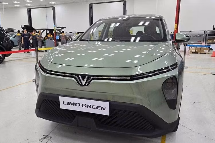 Gần đây, cộng đồng mê xe tại Việt Nam xôn xao khi xuất hiện hình ảnh được cho là của VinFast Limo Green chạy điện ngoài đời thực, được cho là tại nhà máy ở Hải Phòng.