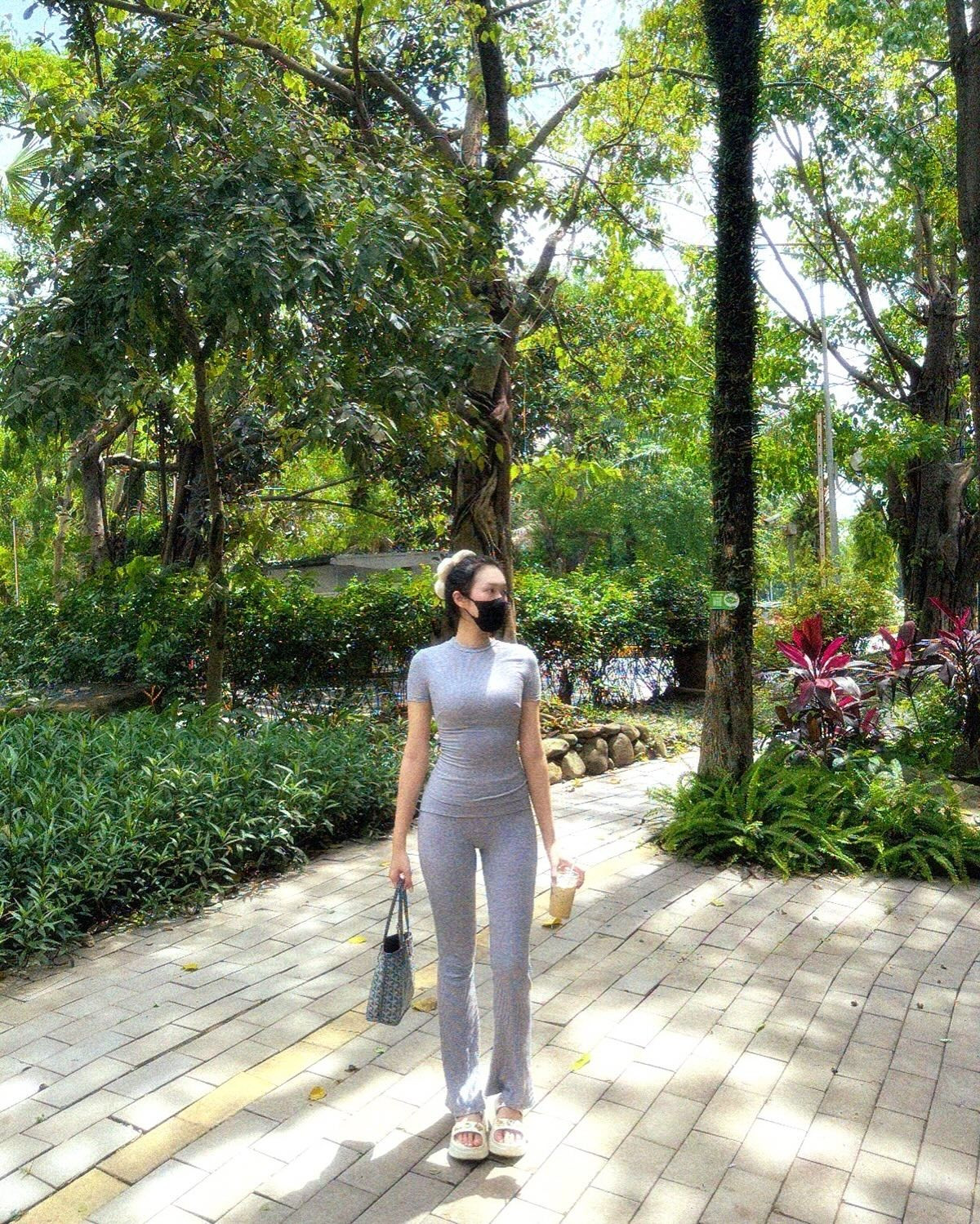 Doãn Hải My xuất hiện với bộ trang phục ôm sát, khoe trọn vòng eo con kiến và đôi chân dài thon gọn, vòng một đầy đặn.