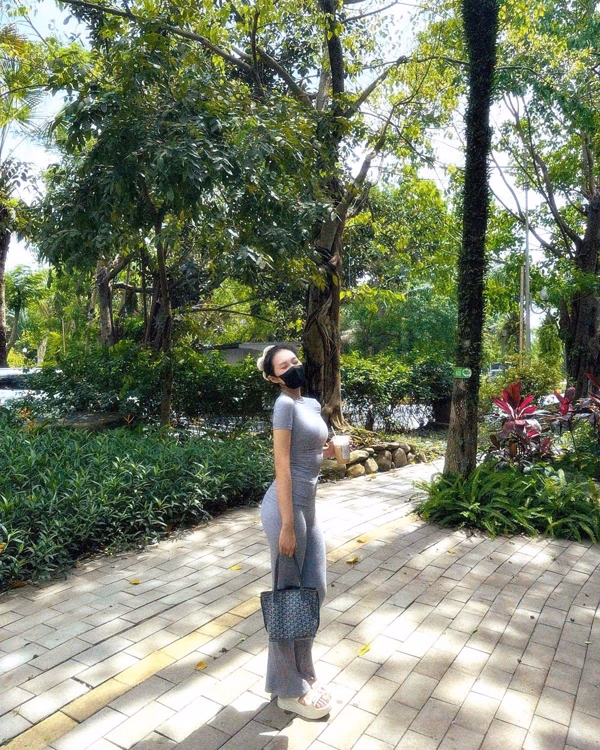 Dường như vợ Đoàn Văn Hậu chẳng hề có dấu hiệu của một bà mẹ bỉm sữa vừa sinh con, thậm chí body của Doãn Hải My còn được khen đẹp hơn thời con gái khi đầy đặn hơn, quyến rũ hơn.