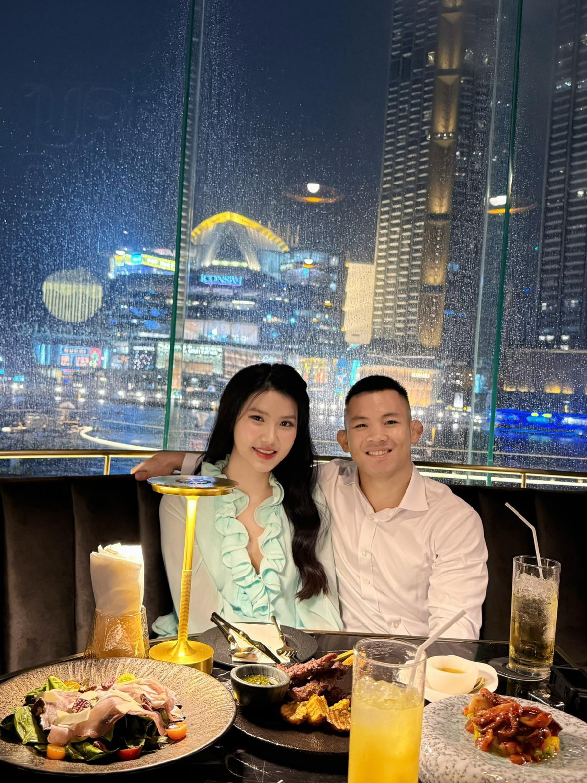 Mai Hương quen thuộc với cộng đồng mạng nhờ thường xuyên xuất hiện trong các video triệu view trên kênh TikTok hơn 650.000 người theo dõi của Đào Hồng Sơn, giúp chồng xây dựng hình ảnh.