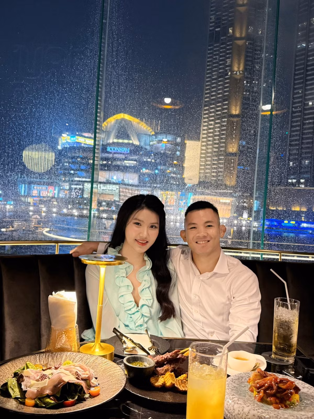 Mai Hương quen thuộc với cộng đồng mạng nhờ thường xuyên xuất hiện trong các video triệu view trên kênh TikTok hơn 650.000 người theo dõi của Đào Hồng Sơn, giúp chồng xây dựng hình ảnh.