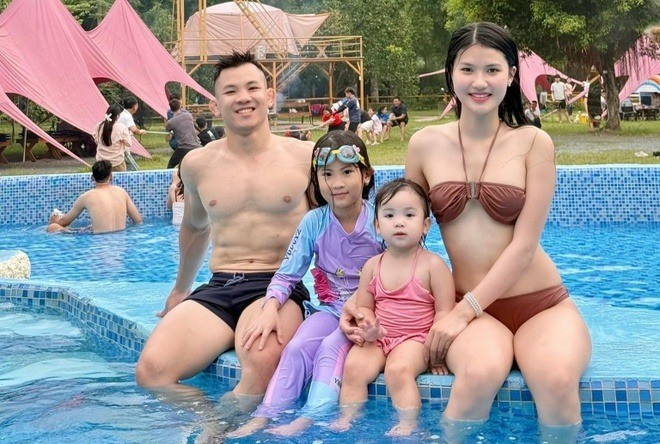 Trong những ngày Hồng Sơn thi đấu tại SEA Games 33, Mai Hương có mặt từ rất sớm. Ngay cả khi chồng đã kết thúc phần thi, cô vẫn nán lại quay phim, động viên các VĐV khác