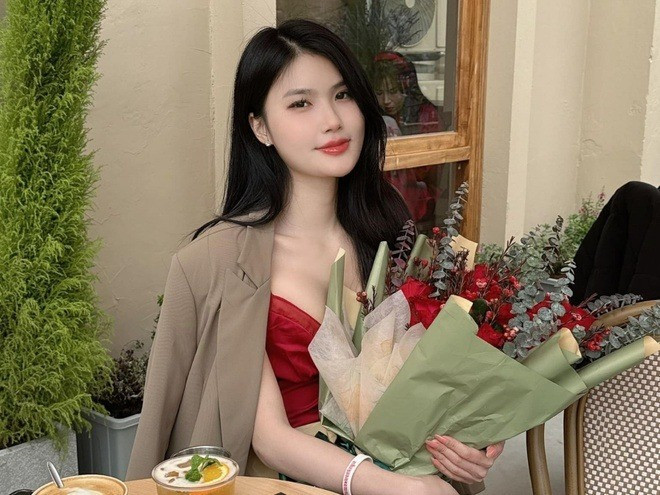 Mai Hương cũng gây chú ý bởi sắc vóc và phong cách thời trang nổi bật.