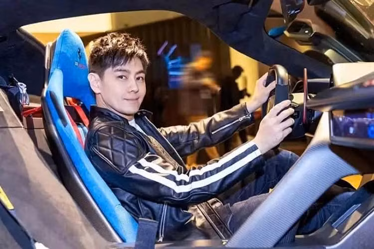 “Tôi luôn tự hứa rằng một ngày nào đó sẽ sở hữu một chiếc”. Ở tuổi 23, anh đã thực hiện lời hứa đó khi mua Ferrari 348 - chiếc xe thể thao đầu tiên, mở đầu cho hành trình sở hữu nhiều "ngựa chồm" sau này" - Lâm Chí Dĩnh cho biết thêm.